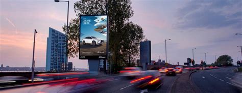 billboard reclame langs de snelweg.